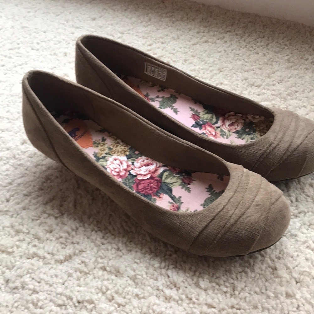 Women’s tan Rocketdog flats